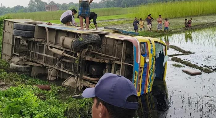 বহরমপুর যাওয়ার পথে নয়ানজুলিতে পড়ল বাস, জখম কমপক্ষে ১০