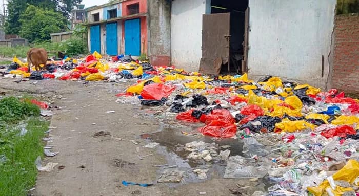জলপাইগুড়ি সদর হাসপাতাল থেকে সরেনি বর্জ্য, দুর্গন্ধে জেরবার রোগীরা