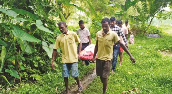 এক কিমি রাস্তায় কাদা, স্ট্রেচারে করে স্ত্রীর মৃতদেহ গ্রামে নিয়ে এলেন স্বামী