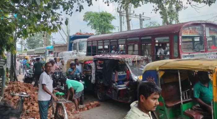 পুজোর আগে হাওড়া-আমতা রোডের সংস্কার শেষ করতে তৎপর পূর্তদপ্তর