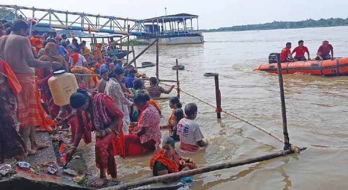 ভাগীরথী টইটম্বুর, পুণ্যার্থীদের গঙ্গামাটি বিক্রি করে লক্ষ্মীলাভ