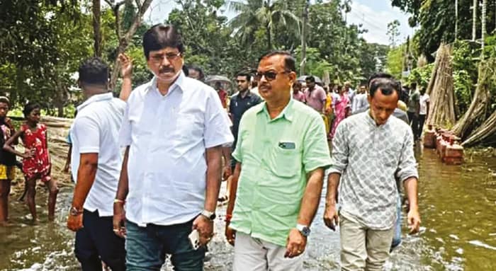 বিপদসীমা পার ইছামতীর, ত্রাণ শিবিরে ভিড় বাড়ছে স্থানীয়দের