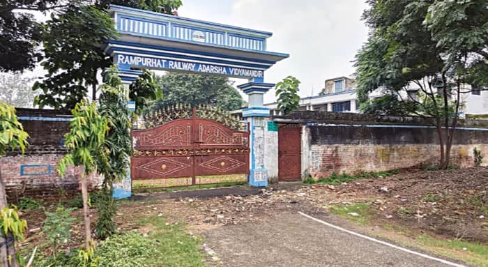 করোনাকাল থেকে ভাড়া নিচ্ছে না রেল, এবার কি রেলওয়ে আদর্শ বিদ্যামন্দির রেলের কোপে?
