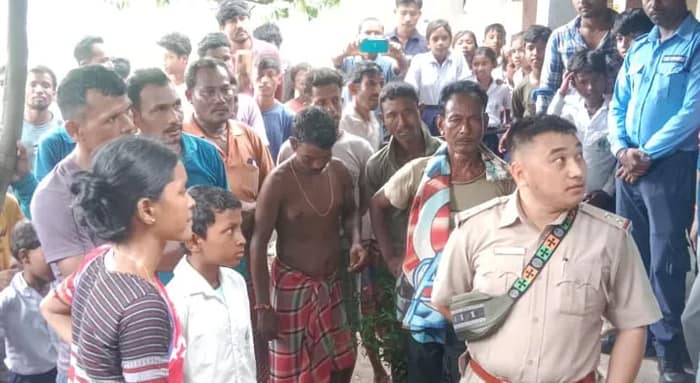 বেতের আঘাতে জখম চতুর্থ শ্রেণীর পড়ুয়া, প্রতিবাদে স্কুল শিক্ষিকার বদলির দাবি