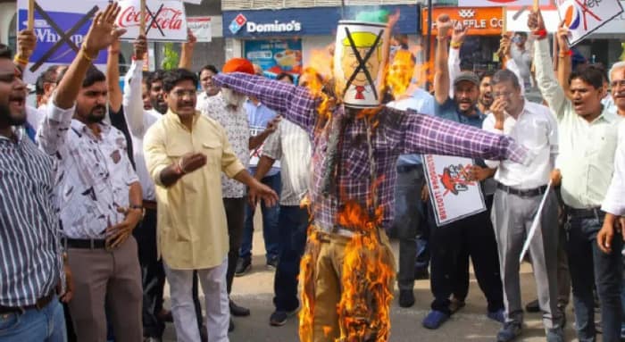 শুল্ক কাঁটায় বিপন্ন ১৭ হাজার কোটি টাকার বাণিজ্য, জয়পুরে পুড়ল ট্রাম্পের কুশপুতুল