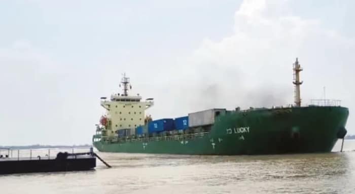 জাহাজে গোলযোগ, অল্পের জন্য রক্ষা নূরপুর জেটিঘাটের