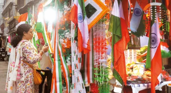 তিনদিন পরে ভারতে যুক্ত হওয়া মালদহে উন্মাদনা তেরঙ্গা সামগ্রী ঘিরে