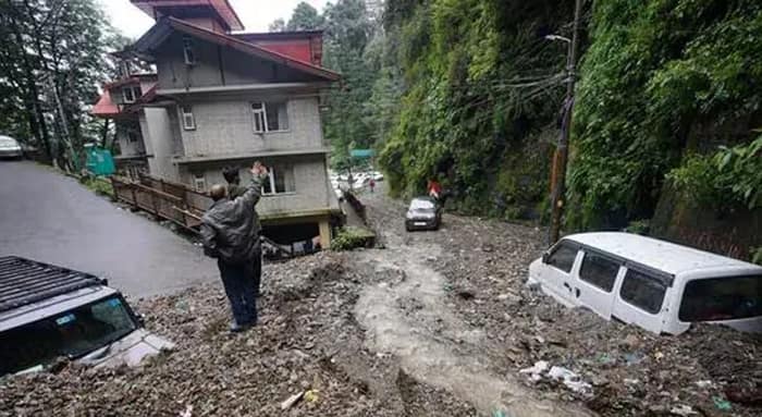 এবার হিমাচলেও মেঘভাঙা বর্ষণ, হড়পা বান ও ধসে বন্ধ ৩০০টি রাস্তা