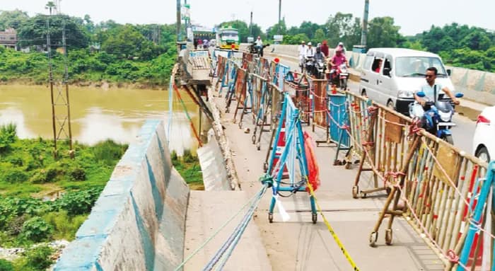 গার্ডওয়াল ভেঙে দুর্ভোগ, দ্বিতীয় সেতুর দাবি তুলছেন এলাকাবাসী