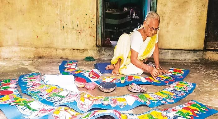 কৃষ্ণনগরের পটশিল্প অবলুপ্তির প্রহর গুনছে, সরকারি সহযোগিতার আর্জি