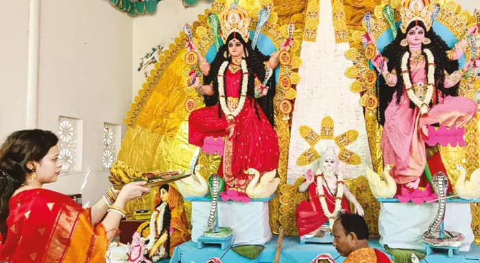 জলপাইগুড়ি রাজবাড়িতে ৫১৫ বছরের মনসা পুজোয় ভোগে চিতল, বোয়াল, ইলিশ, চিংড়ি