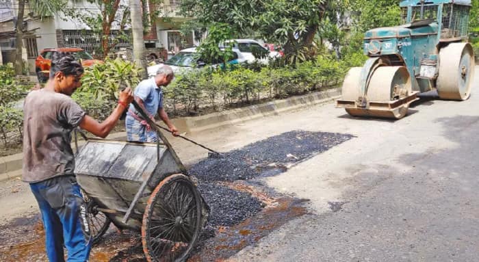 দু’মাস আগেই তৈরি রাস্তার গর্ত বোজাতে প্যাচওয়ার্ক সল্টলেকে