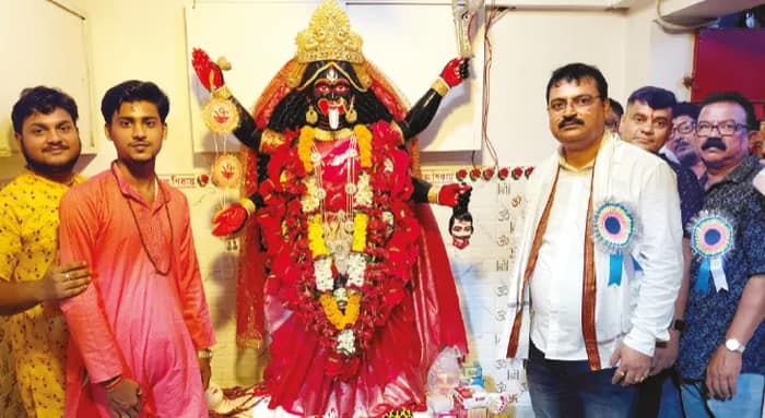 কৌশিকী অমাবস্যায় পাথরের দক্ষিণা কালীমূর্তিতে পুজো ইংলিশবাজারে