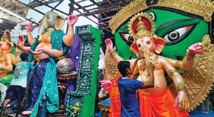 ময়ূরপুচ্ছের সাজ কিংবা পাগড়ি পরা শেঠ ব্যবসায়ী, কুমোরটুলিতে বিক্রি বেড়েছে রকমারি গণেশ মূর্তির