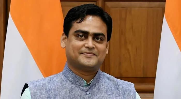 ঠাকুরবাড়ির টাকা নয়ছয় করছেন কেন্দ্রীয় মন্ত্রী শান্তনু! বিস্ফোরক দাবি বিধায়ক-দাদা সুব্রতর