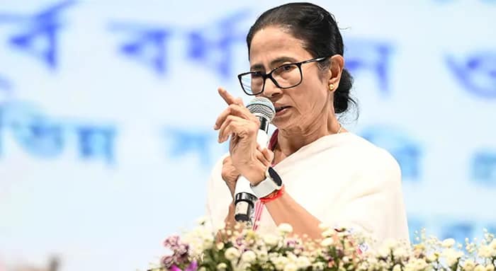 ‘বিজেপির হাতের ললিপপ হবেন না’, কমিশনকে চরম হুঁশিয়ারি মমতার