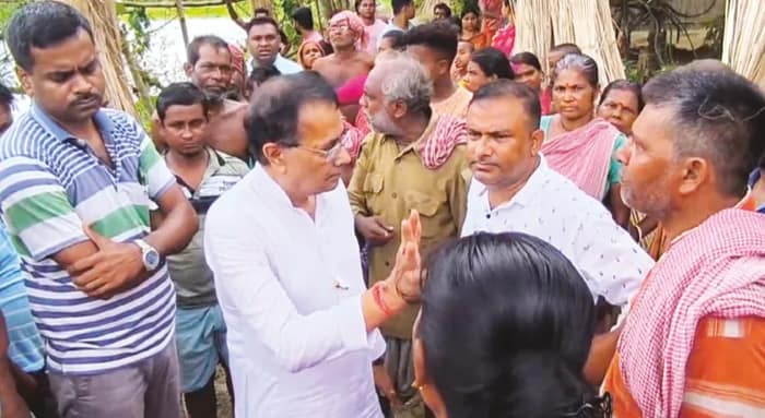 ‘আমাদের পাড়া’য় গ্রামবাসীর সঙ্গে মন্ত্রীর বাগবিতণ্ডা ভাইরাল