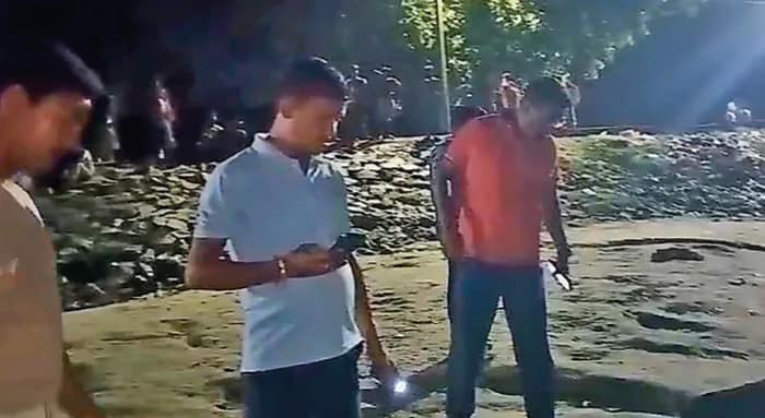 ভাঙনের আতঙ্কে ধুলিয়ান, সামশেরগঞ্জে রাত জেগে বাঁধ মেরামত বাসিন্দাদের