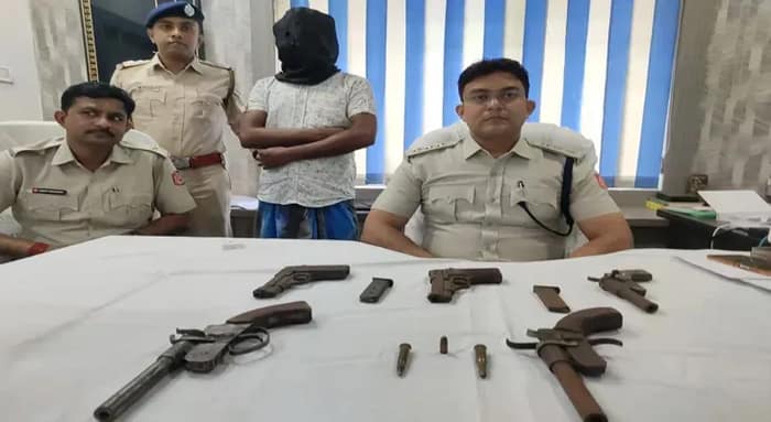 মুর্শিদাবাদে গ্রেপ্তার অস্ত্র কারবারি, উদ্ধার পিস্তল-পাইপগান
