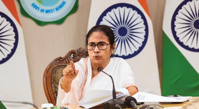 ভোটের কাজে চুক্তিভিত্তিক কর্মী নিয়োগ ঘিরে মুখ্যমন্ত্রীর নিশানায় সিইও’র দপ্তর