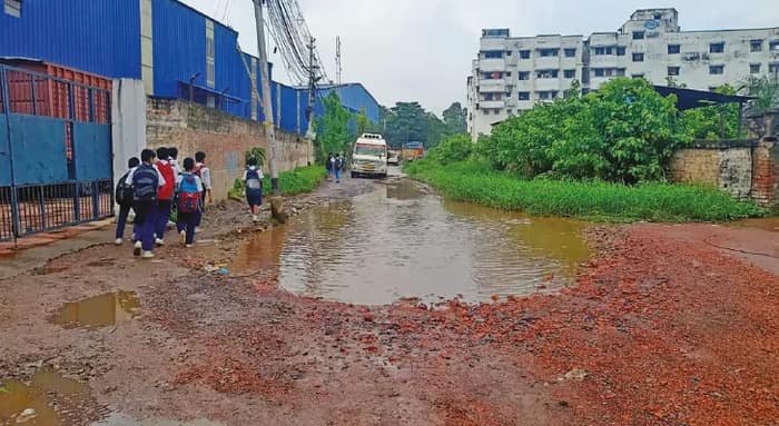 খানাখন্দে ভরে গিয়েছে পানিহাটির রাস্তা, দুর্ঘটনার শঙ্কায় ক্ষোভে ফুঁসছেন বাসিন্দারা
