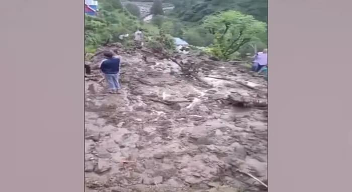 জম্মু ও কাশ্মীরের রামবনে মেঘ ভাঙা বৃষ্টির ফলে হড়পা বানে ভেসে গিয়ে মৃত ৪, রেয়াসিতে ধসের জেরে মৃত্যু হল সাতজনের