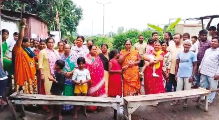 কাঁচা রাস্তা পাকা করার দাবি স্থানীয়দের, বেঞ্চ পেতে বিক্ষোভ ইসলামপুরে