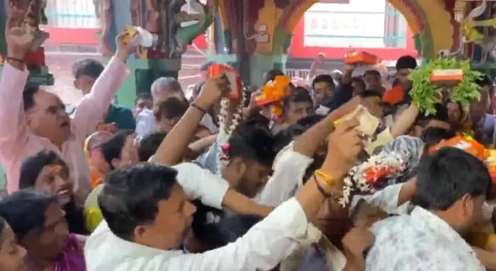 অযোধ্যার হনুমান গড়ি মন্দিরে পুজো দেওয়ার জন্য ভক্তদের ঢল