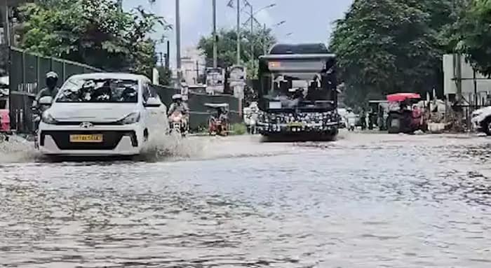২ ঘণ্টার বৃষ্টিতে ২০ কিমি যানজট গুরুগ্রামে