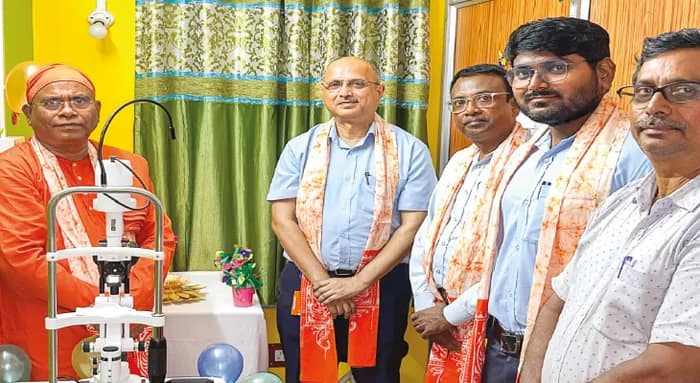 হলদিয়ার মিশন আশ্রমকে অত্যাধুনিক চোখের চিকিৎসার মেশিন
