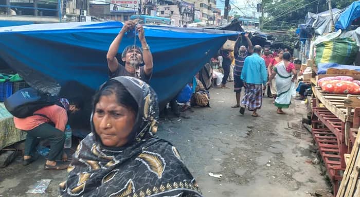শিয়ালদহ স্টেশন সংলগ্ন এলাকা থেকে অবৈধ হকারদের উচ্ছেদ কলকাতা পুরসভার, সঙ্গে রয়েছে পুলিস