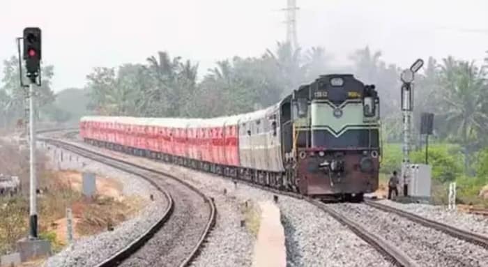 ১২ হাজারের ঘোষণা জুমলা? উৎসবে কত স্পেশাল ট্রেন চলেছে, উত্তরই দিল না রেল