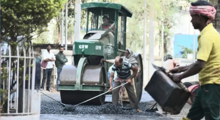 পুজোর আগেই গ্রামাঞ্চলের বেহাল রাস্তা সারাতে তৎপর পঞ্চায়েত দপ্তর