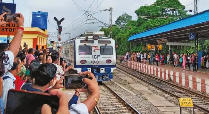 ‘লোকাল তো নয়, যেন দ্রুতগতির মেট্রো!’ উচ্ছ্বাসে ভাসলেন যাত্রীরা, বনগাঁ লাইনের প্রথম এসি ট্রেন