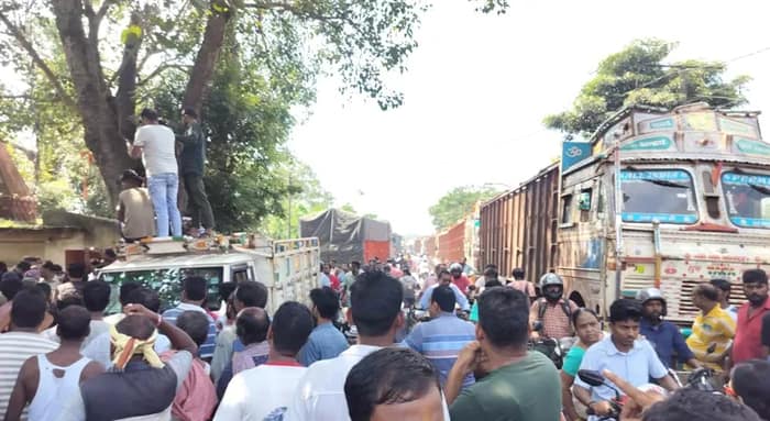 তোলাবাজি ঘিরে লরি চালকদের সঙ্গে দুষ্কৃতীদের হাতাহাতি, ফাটল মাথা! প্রতিবাদে স্তব্ধ আসানসোল পুরুলিয়া রাজ্য সড়ক