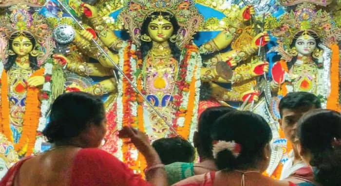 বারাণসীর পুজোয় বাঙালি-অবাঙালি মেলবন্ধন