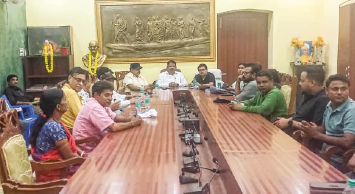 বেতন বৃদ্ধির আশ্বাসে ধর্মঘট প্রত্যাহার পুরুলিয়া পুরসভার অস্থায়ী কর্মীদের