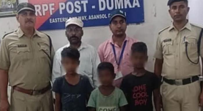 বাড়ি থেকে পালানো পাঁচ বালক উদ্ধার রেলস্টেশনে