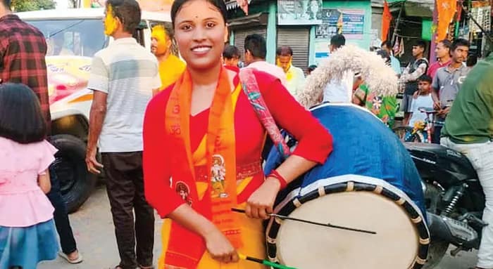 মাত্র ২১ বছরেই পেশাদার ঢাকি, সাক্ষাৎ দশভুজা বিরাটির বিপাশা