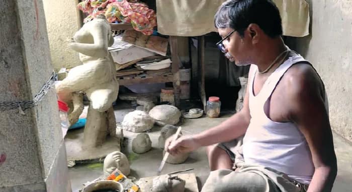 একহাতেই দশভুজা গড়েন পোলবার ধনঞ্জয়