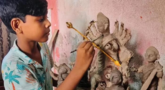 নিজেই প্রতিমা বানায়, মন্ত্র পড়ে পুজো করে ১১ বছরের দেবাংশু
