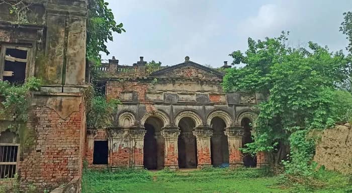 আর্থিক সংকটে পড়ে গ্রামবাসীদের হাতে পুজোর ভার দিলেন মনোহলির জমিদার