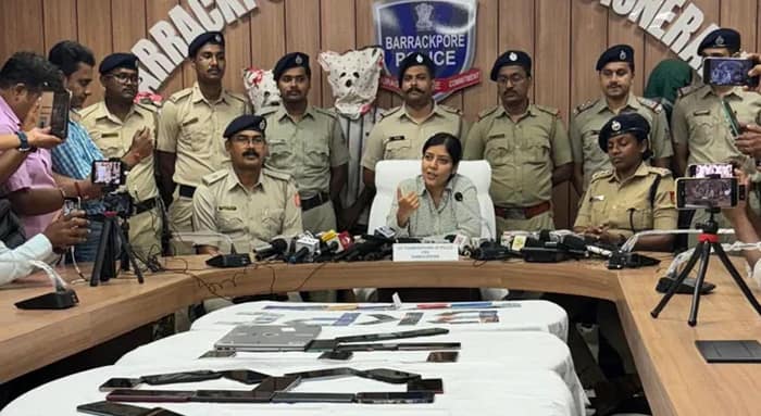 বারাকপুরে সাইবার প্রতারণা চক্রের হদিশ, গ্রেপ্তার ৮, উদ্ধার ৩১টি স্মার্টফোন ও ২০টি এটিএম
