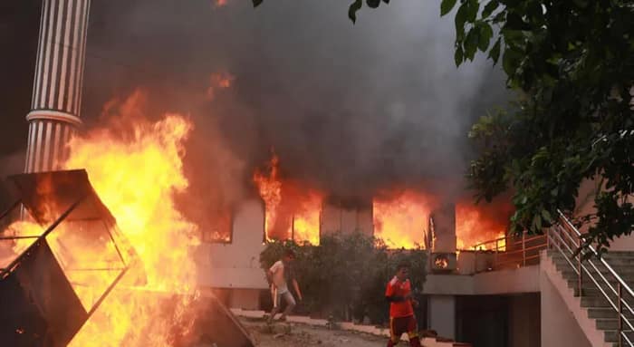 ‘বারান্দায় বসে দেখলাম,  আগুনে পুড়ছে কাঠমাণ্ডু’