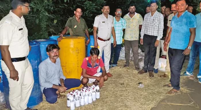 পাঁশকুড়া ও ডেবরায় বিপুল পরিমাণ স্পিরিট মজুত, অভিযানে গ্রেপ্তার ৩