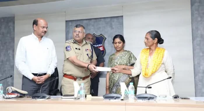 আত্মসমর্পণ কিষেনজির স্ত্রী পদ্মাবতীর, মাথার দাম ছিল ১ কোটি