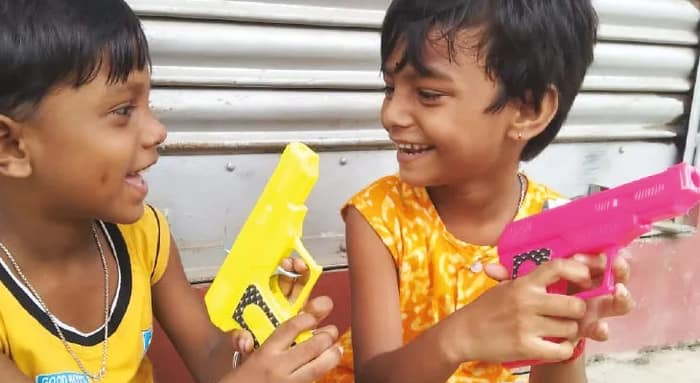 মোবাইলে আসক্ত শিশুরা, হারিয়ে গিয়েছে ফটাস-ফটাস শব্দ, বিক্রি কমেছে ‘ক্যাপ বন্দুক’-এর