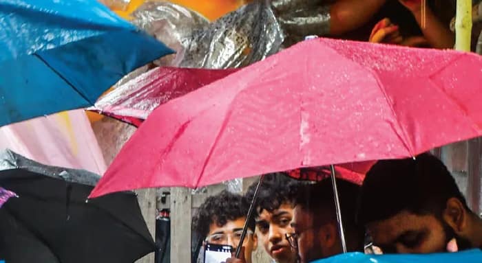 ‘পুজোর প্র্যাকটিস’, ছাতা মাথায় নিয়েই বাজারে বাঙালি