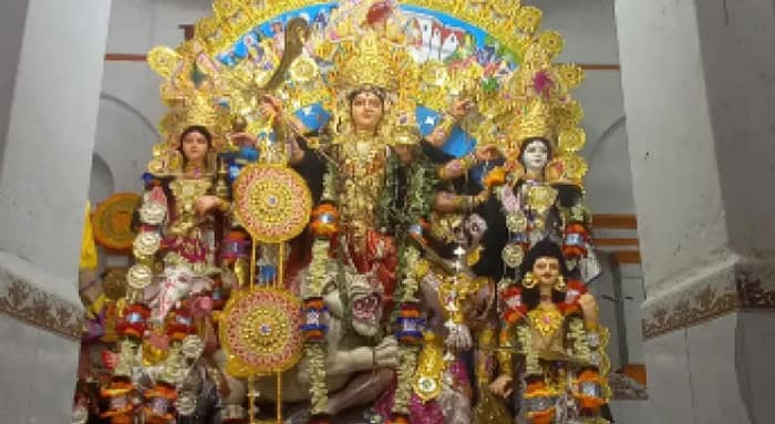 ডোমজুড়ে চন্দ্র পরিবারের পুজো, বর্গীদের থেকে বাঁচতে বর্ধমান থেকে হাওড়ায়