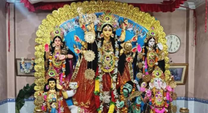 উমার বাঁয়ে গণেশ-সরস্বতী, ডানে থাকেন কার্তিক-লক্ষ্মী, এবার শতবর্ষে অশোকনগরের সাহাবাড়ির পুজো